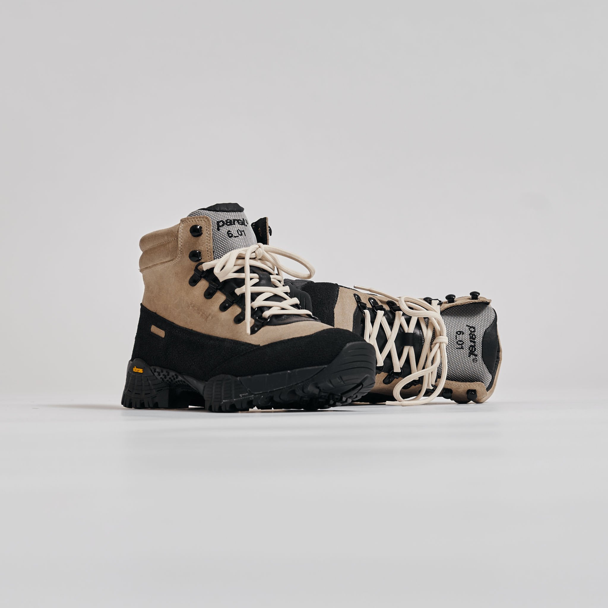 6_01 - Sand/Black